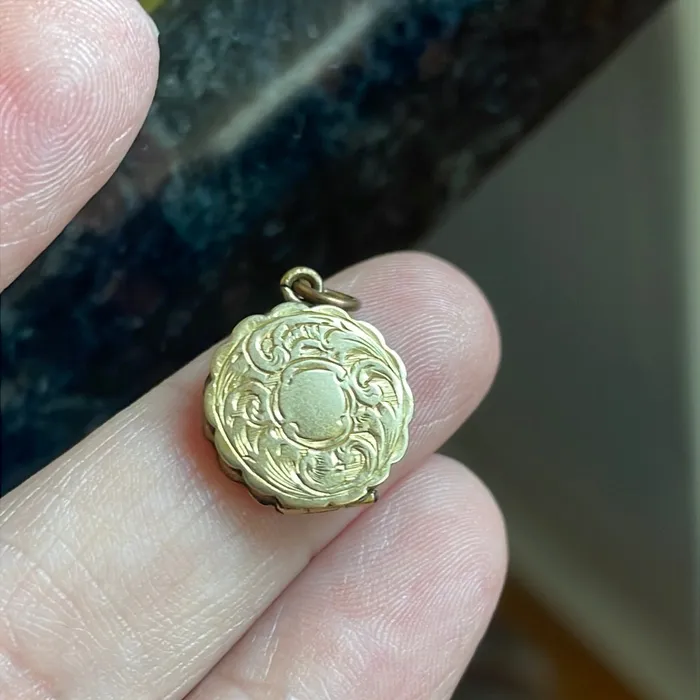 PreStyled Sets Vintage Paris Jewelry Ruffle Edge Dainty Locket Gold Filled Vintage PreStyled Sets Vintage Paris Jewelry Ruffle Edge Dainty Locket Gold Filled Vintage