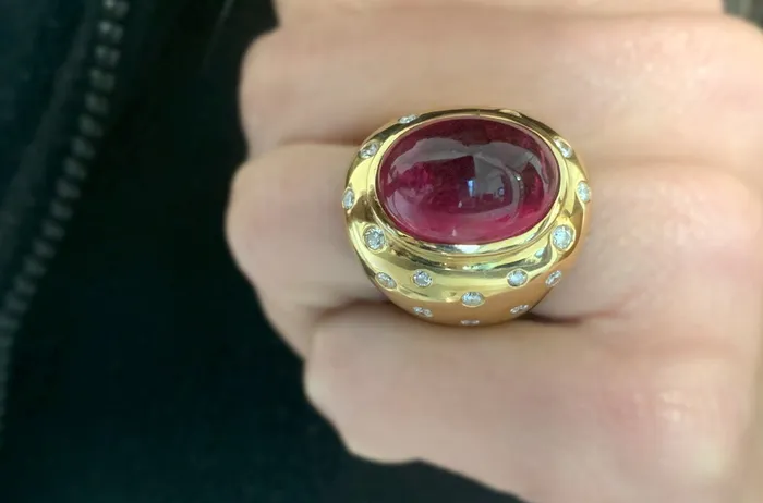 Rings Albert Hern Ring 18kt Yellow Gold Rubilite Cabochon Diamonds Rings Albert Hern Ring 18kt Yellow Gold Rubilite Cabochon Diamonds